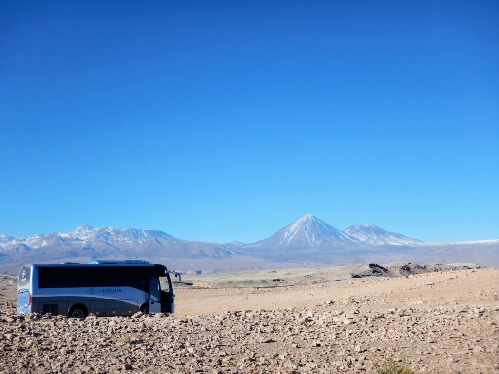 Bus in de Atacamawoestijn in Chili