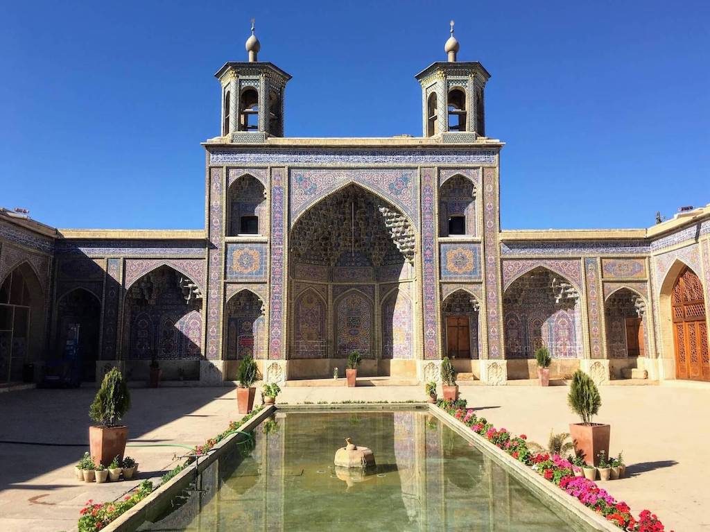 Binnenplaats van de Nasir ol Molkmoskee in Shiraz, Iran