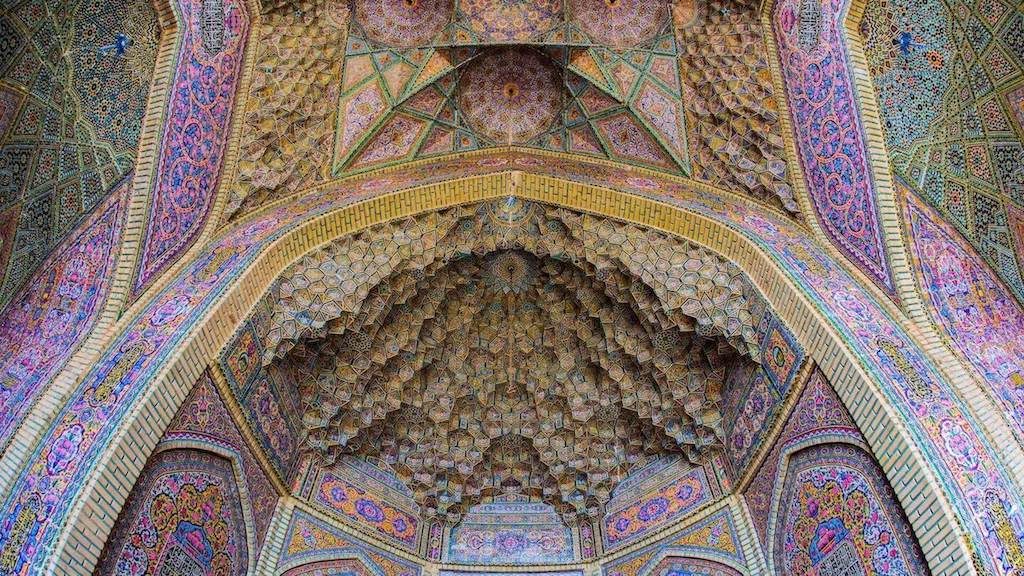 Kleurrijk plafond in de Nasir-al-Molkmoskee in Shiraz
