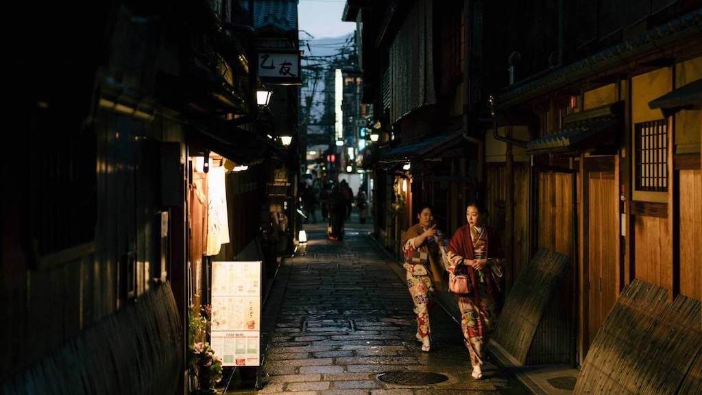 Japanse touristen in kimono in een straatje in Japan
