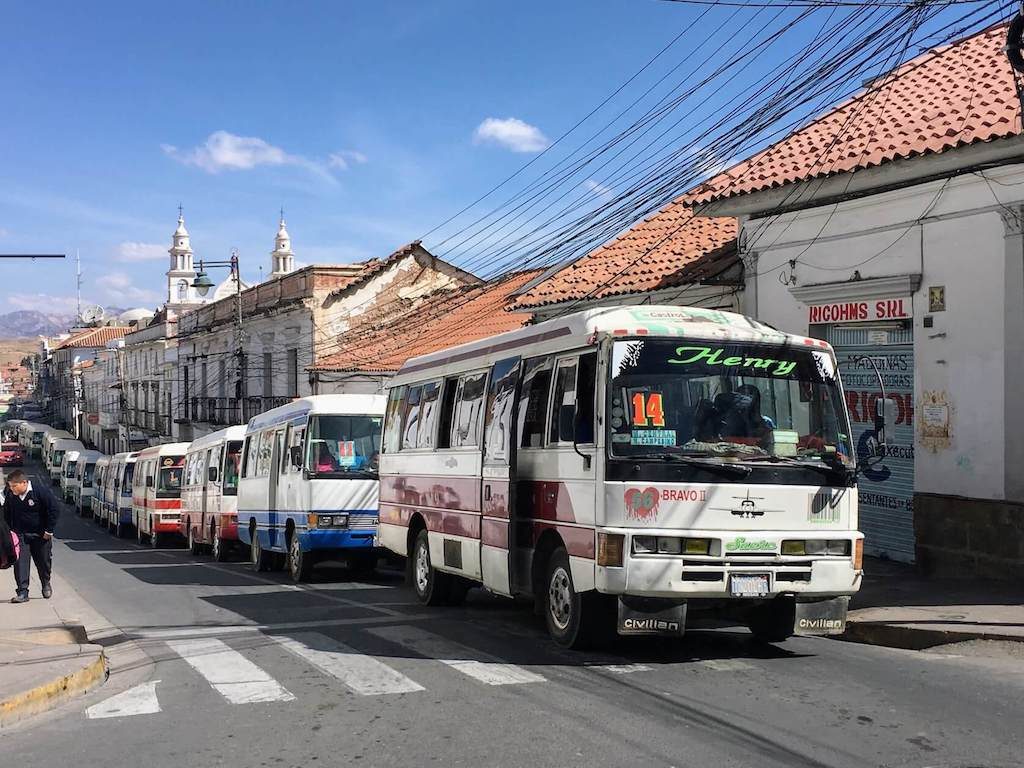 Rij stadsbussen in het oude centrum van Sucre in Bolivia