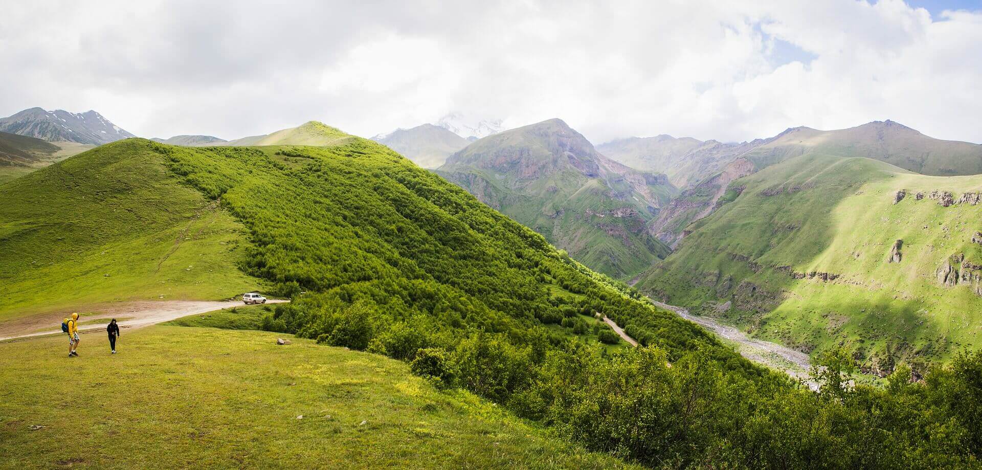Groene bergen in het Kazbegi National Park met backpackers in Georgië