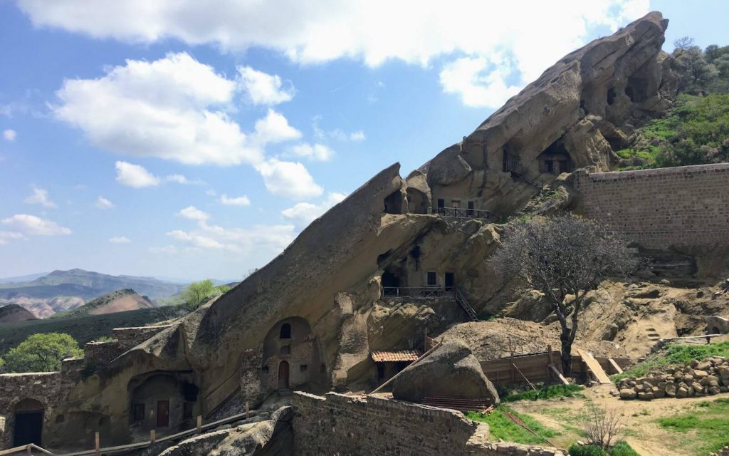Het uit de rotsen gehouwen David Garedjza klooster in Georgië