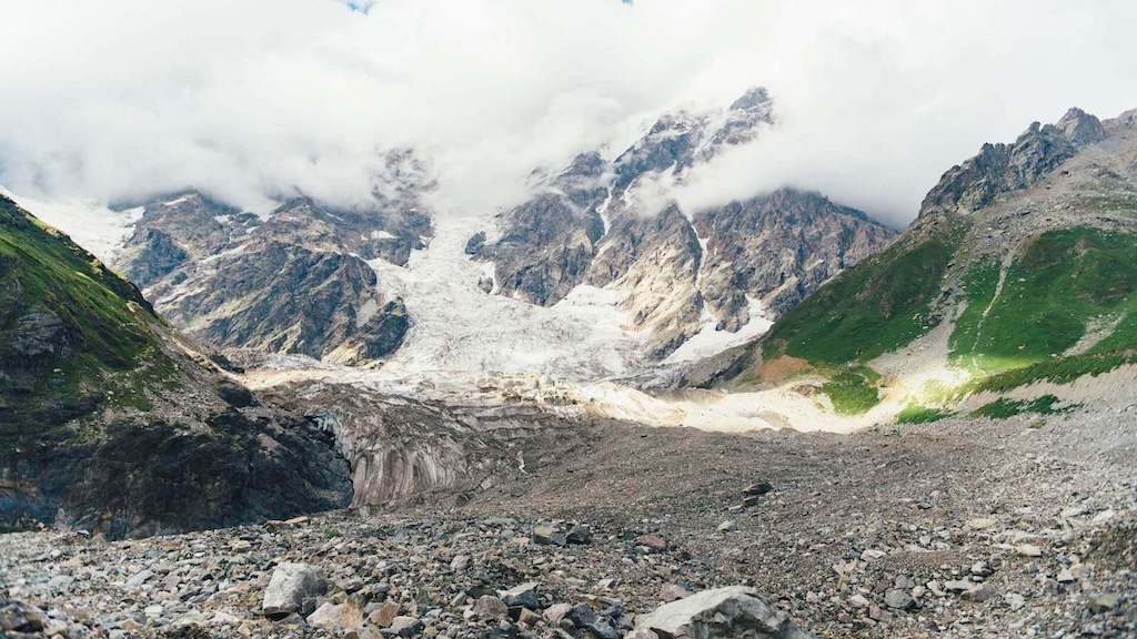 Shkhara gletsjer in de regio Svaneti in het noorden van Georgië