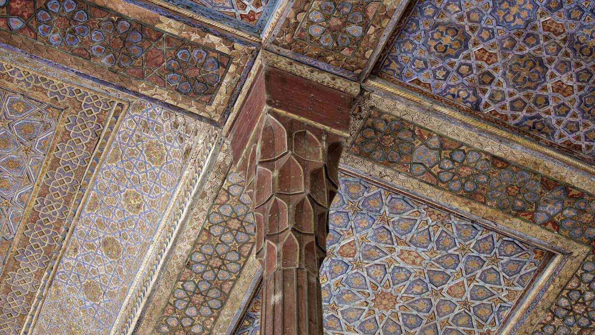 Decoratie op een plafond in Isfahan