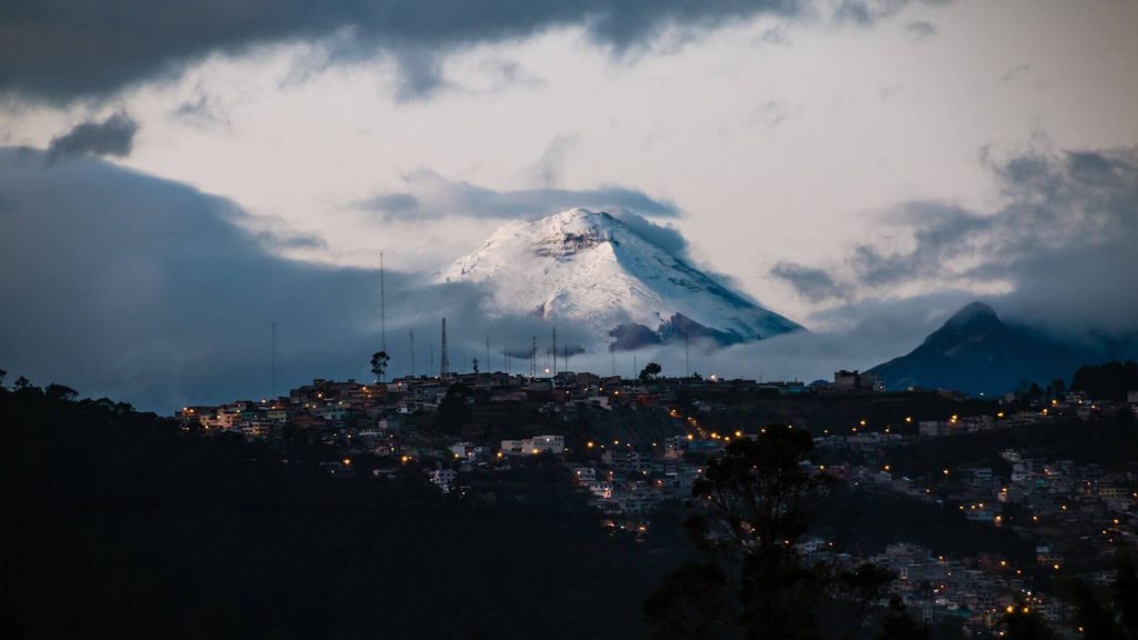 De Pichincha vulkaan ten noorden van Quito