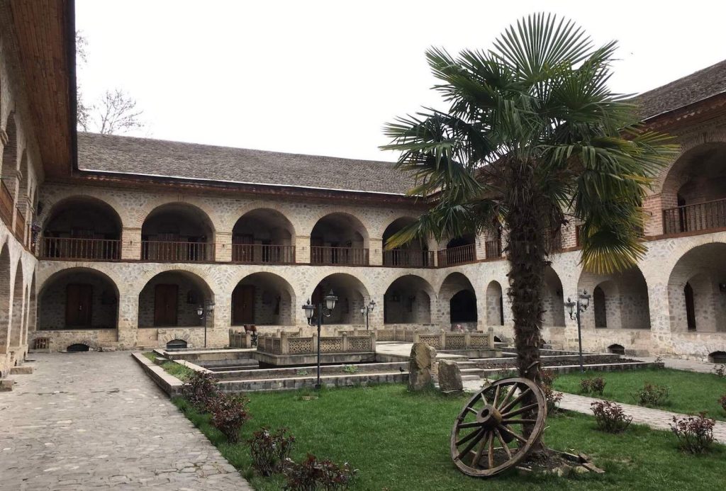 Binnenplaats van de Caravanserai in Sheki