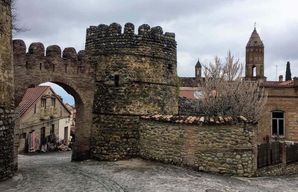 Oude poort in het centrum van Signagi in Georgië
