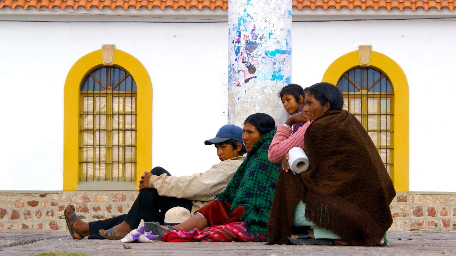 Lokale bevolking in de straten van Sucre in Bolivia