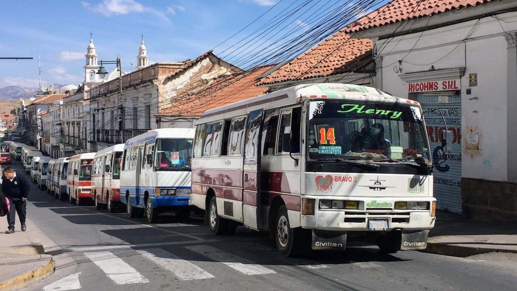 Rij stadsbussen in het oude centrum van Sucre in Bolivia