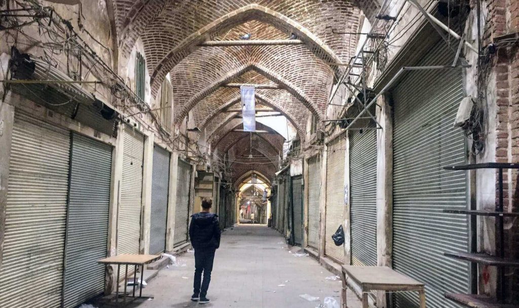 Eenzame backpacker in de verlaten Bazaar van Tabriz in Iran