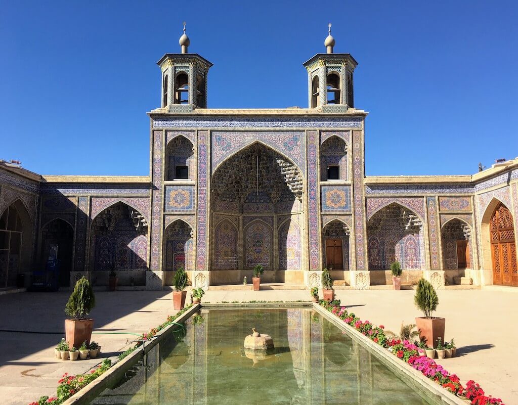 Binnenplaats van de Nasir al Molkmoskee in Shiraz, Iran
