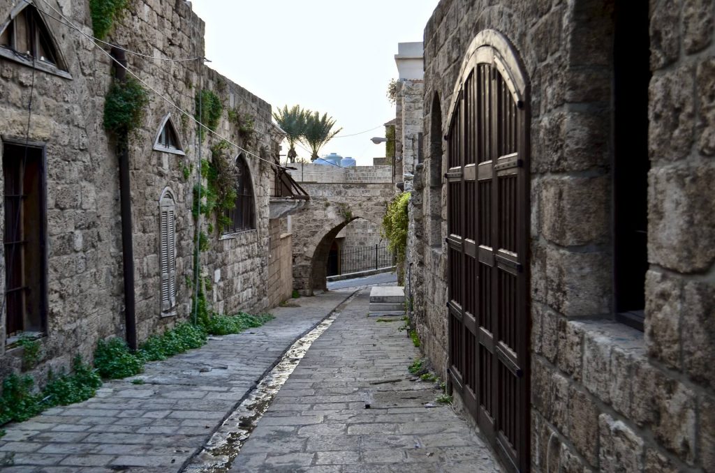 Straatje door de oude Souk in Byblos