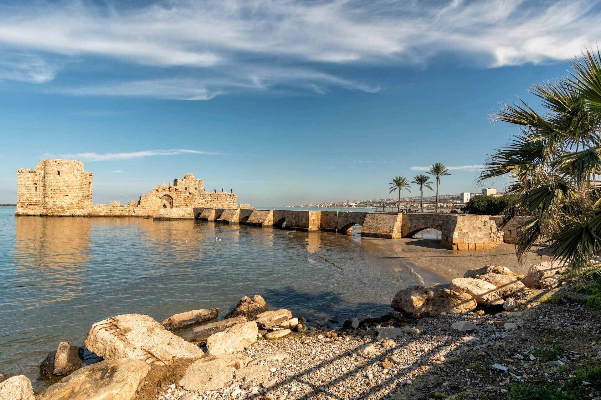 Kruisvaarders kasteel in het water voor Sidon