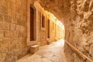 Straatje in een Grieks klooster in Jericho