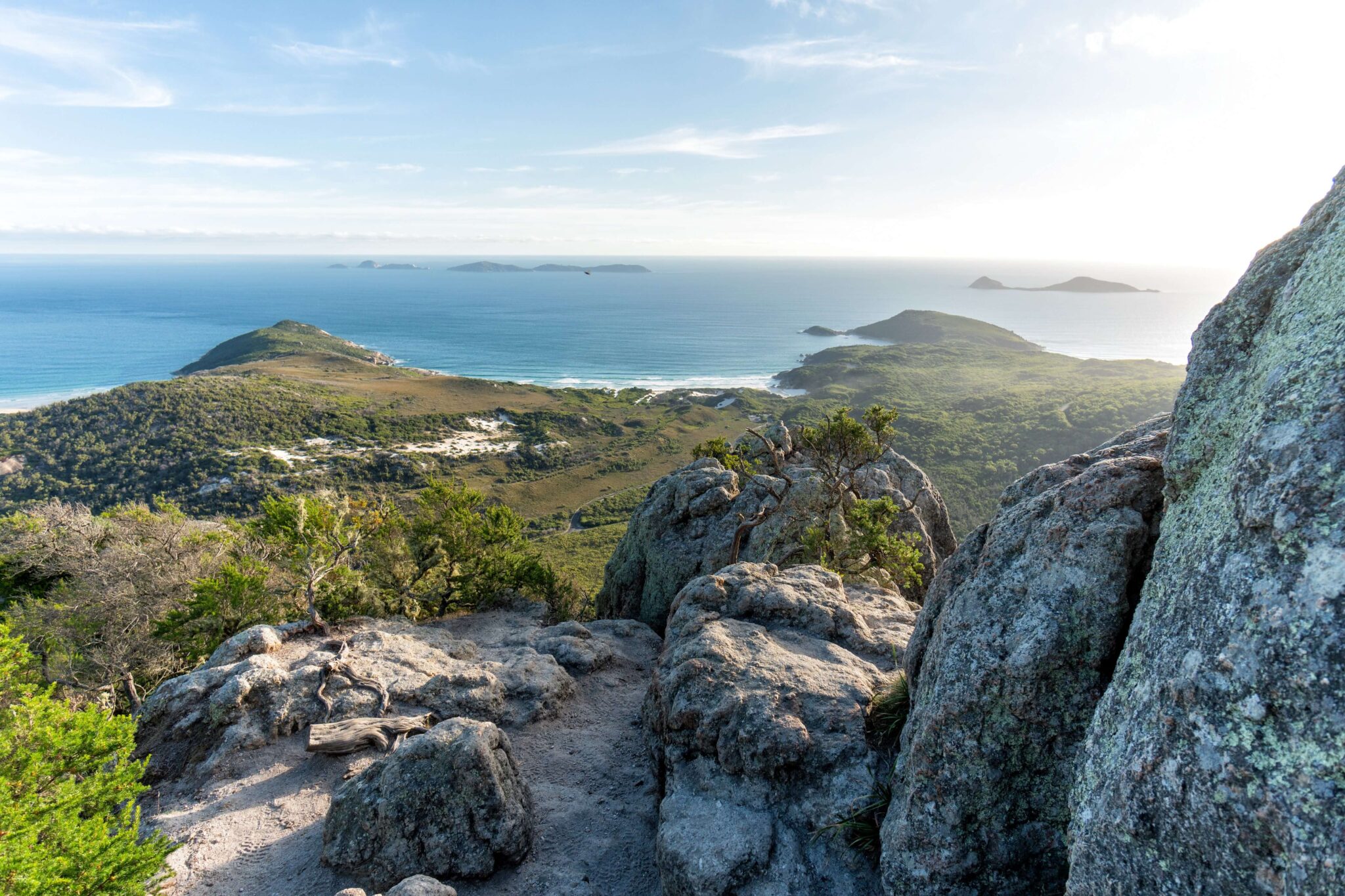 Uitzicht over de kust vanaf de top van Mount Bishop in Wilsons Promontory.
