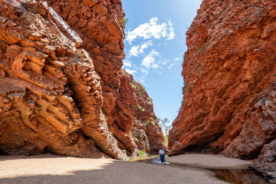 Moeder en kind in de opening van de Simpsons Gap