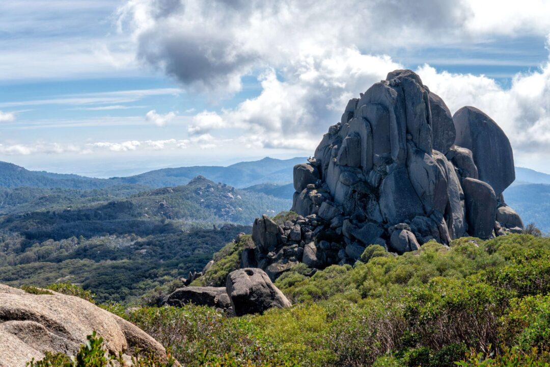 Uitzicht op de Cathedral Rocks vanaf The Hump in Mount Buffalo.