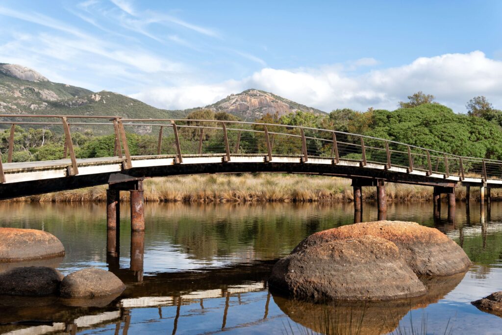 Brug over de Tidal River nabij de Tidal River campsite in Wilsons Promontory.