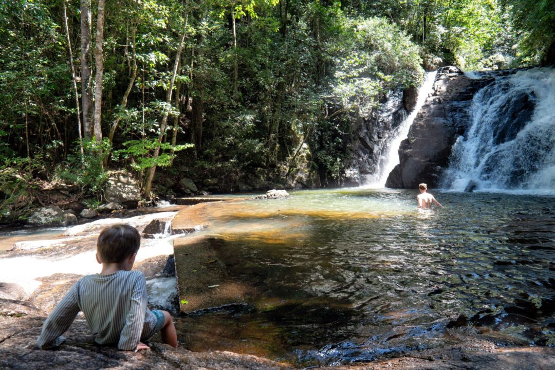 Vader en zoon bij een waterval in Mount Hypipamee.